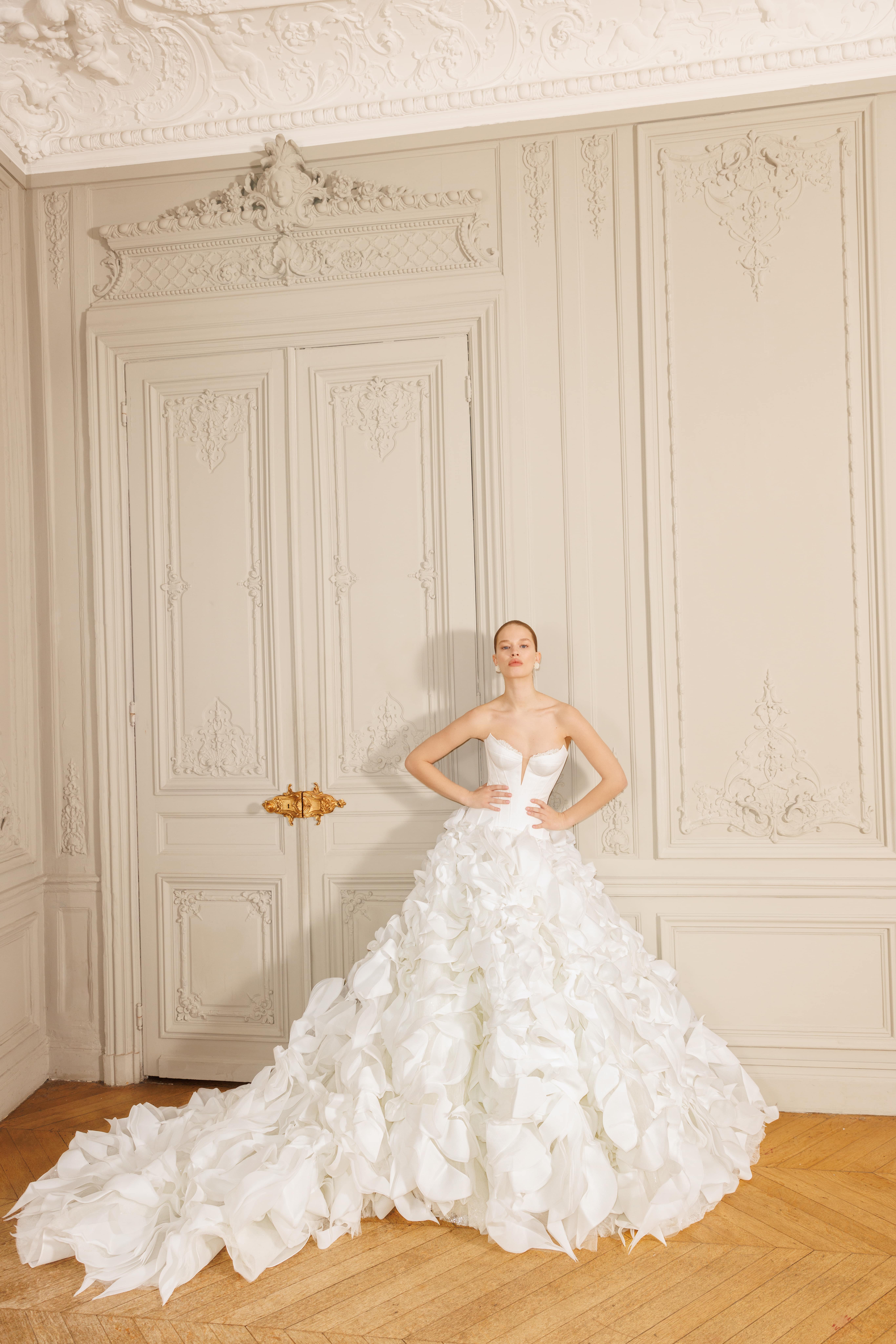 Del boceto al altar: el viaje de un vestido de novia de alta costura, image size:5464x8192