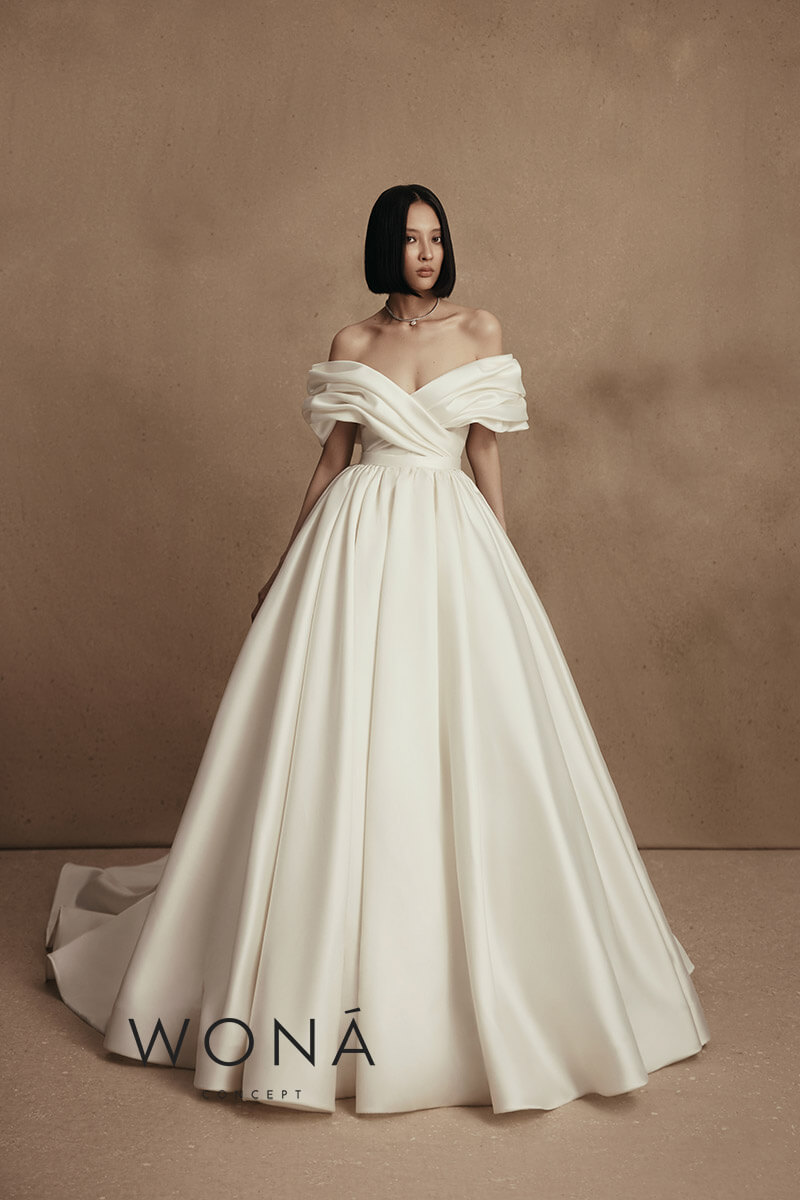 Ball gown wedding dress