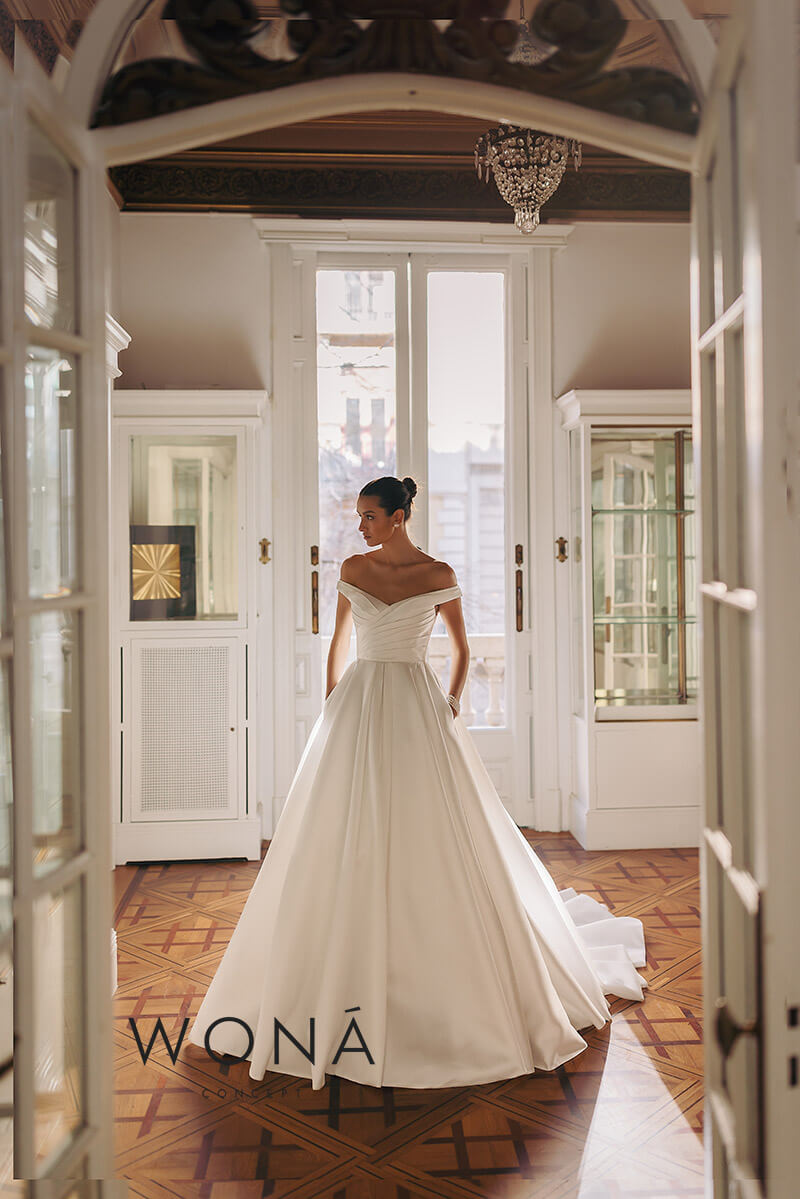 Ball gown wedding gown